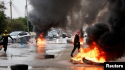 Palestinci pale gume dok se sukobljavaju s izraelskim trupama tijekom vojne racije u Jerihonu, na Zapadnoj obali pod izraelskom okupacijom, 4. veljače 2023.