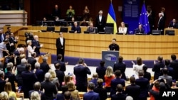 Евродепутатите аплодират Володимир Зеленски