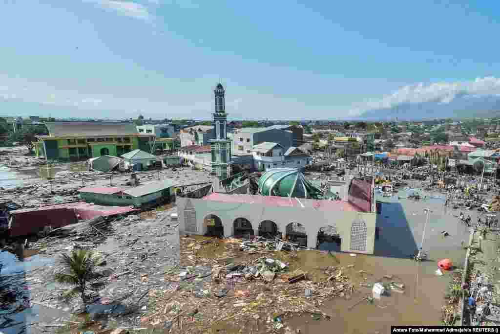 Pamje nga lartë e xhamisë Baiturrahman, që u godit nga cunami pas tërmetit në Indonezi më 30 shtator 2018. Tërmeti i 28 shtatorit prej 7.5 ballësh, që shkaktoi cunami, vlerësohet se ka vrarë 4.300 persona. &nbsp;