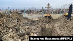 În cimitir apar aproape în fiecare zi morminte proaspăt săpate.