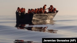 Migranti s prslucima za spašavanje
