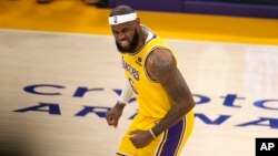 Леброн Джеймс по време на мача срещу Оклахома Сити Тъндър във вторник, 7 февруари 2023 г., в Лос Анджелис.