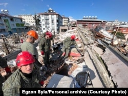 Ekipi i FSK-së duke kërkuar për të mbijetuar nën rrënojat e ndërtesave të shembura nga tërmeti.