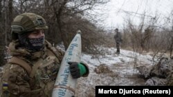 Pripadnik 3. odvojene jurišne brigade Oružanih snaga Ukrajine sprema se da ispali granatu haubice kalibra 152 mm sa natpisom "Od Igora (u znak osvete) za Mariupolj", usred ruske invazije na Ukrajinu, u blizini Bahmuta 6. februara