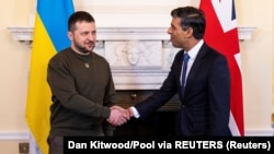 Президентът на Украйна Володимир зеленски (вляво) и премиерът на Великобритания Риши Сунак, 8 февруари 2023 г.