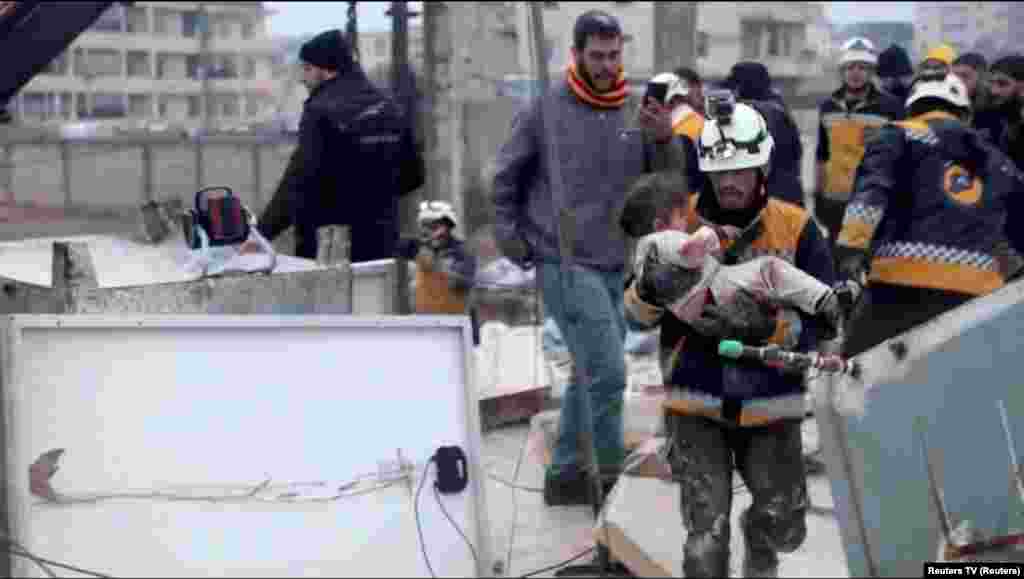 Spasioci izvlače preživele ispod ruševina u sirijskom gradu Azazu, 6. februar