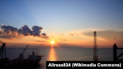 Pogled na zalazak Sunca sa naftnih buštoina u Persijskom zalivu. 