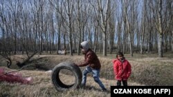 Деца чакат лодка близо до Одрин, с която да преминат водите на река Марица в опит да достигнат Гърция.