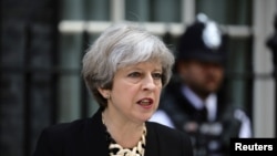 Премьер-министр Великобритании выступает перед резиденцией на Даунинг стрит 10 в связи с терактами на Лондонском мосту и рынке Боро