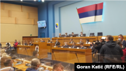 Parlamenti i Republikës Sërpska veçse ka ndërmarrë disa iniciativa që mund të çojnë drejt ndarjes nga Bosnja. 