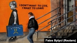 Në një mural në Prishtinë shkruan "Nuk dua të jetoj, dua të largohem", referencë për ikjen e qytetarëve të Kosovës në vendet e Bashkimit Evropian. 