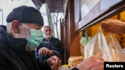 На много места в Турция вече има опашки и ограничения за количеството храна, което всеки може да купи.