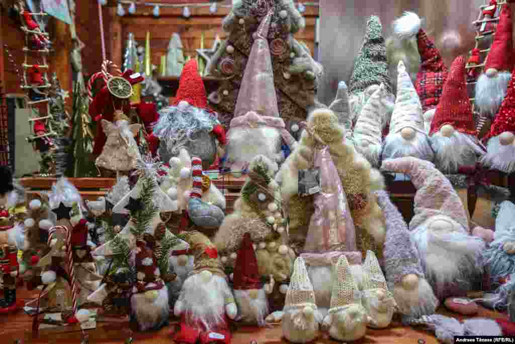 Târgul din Piața Universității &ndash; Bucharest Christmas Market&nbsp;- este deschis până pe 26 decembrie 2021 și poate fi vizitat de luni până vineri, în intervalul orar 12:00 &ndash; 21:00, iar sâmbătă și duminică, între orele 10:00 &ndash; 21:00.