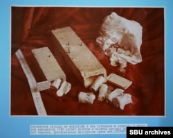 ხის სამალავები, რომლებშიც მეფის დროინდელი ოქროს მონეტები ინახებოდა.