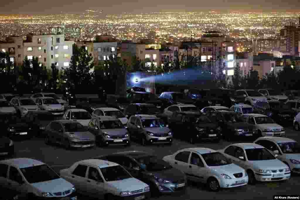 Prikazivanje kultnih iranskih filmova u bioskopu na otvorenom u Teheranu, 3. maja 2020. godine. Ljudi projekcije filmova gledaju iz svojih automobila.