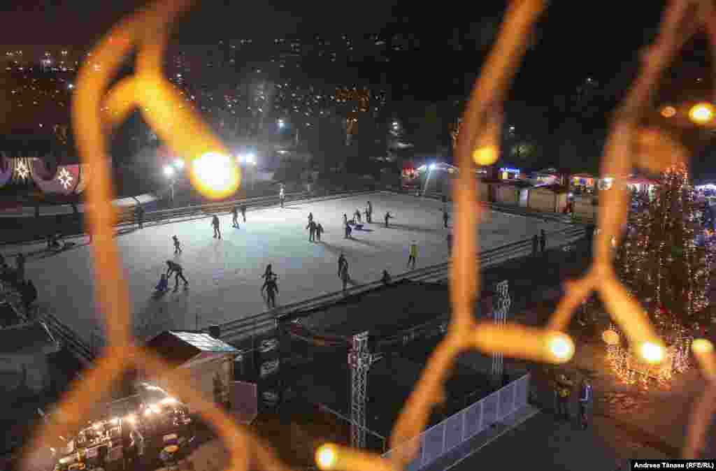 Primul târg de Crăciun din sectorul 6,&nbsp;West Side Christmas Market, este deschis până pe 26 decembrie în Parcul Drumul Taberei. Accesul este gratuit și se face în baza certificatului verde. Cei mici vor avea ocazia să se întâlnească cu Moș Crăciun și au acces la patinoar.