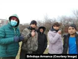 Afganii de pe terenul viran sunt foarte tineri.