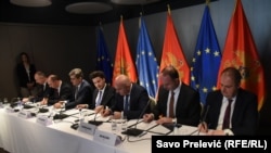 Potpisnici Memoranaduma s lijeva na desno: Genci Nimanbegu, Nik Đeljošaj, Vladimir Joković, Dritan Abazović, Ervin Ibrahimović, Srđan Pavićević i Fatmir Đeka. Podgorica, 15. decembar 2021.
