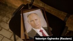 Portretul lui Vladimir Putin dintr-un centru de detenție despre care ucrainenii spun că a fost folosit pentru arestarea și torturarea ucrainenilor înainte de a se retrage, Herson, Ucraina ,15 noiembrie 2022