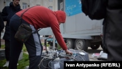 Мобилна станция за зареждане на телефони в Херсон, 16 ноември 2022 г. Ден по-късно са издигнати и отоплени шатри, в които хората могат да си зарееждат техниката или да се обадят на близките си.