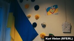 Një flamur ukrainas dhe vizatime të bëra me dorë në qendrën rekreative për refugjatët ukrainas në Pragë.