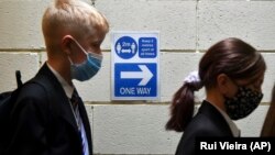 Masca nu este obligatorie în școlile din Anglia, însă este recomandată.