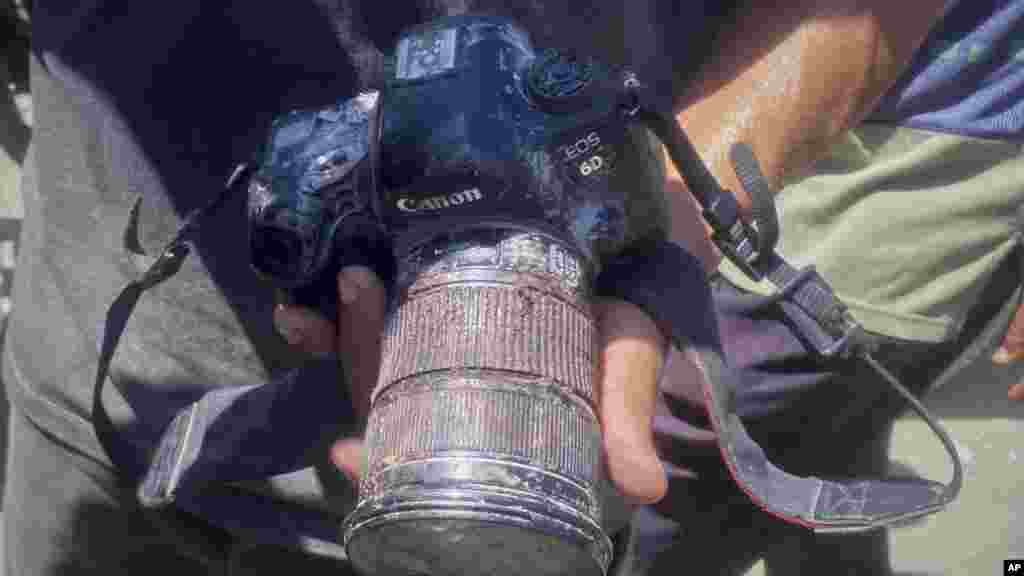 Az AP-nek szabadúszóként dolgozó, 33 éves Mariam Dagga véres fényképezőgépe. Benjamin Netanjahu izraeli miniszterelnök hivatala a támadást „tragikus balesetnek” nevezte, és közölte, hogy a hadsereg vizsgálatot indított