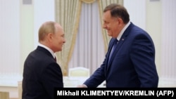 Președintele rus Vladimir Putin (stânga) și liderul sârbilor bosniaci, Milorad Dodik, lKremlin, Moscova, septembrie 2022.