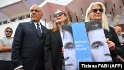 Britanska redateljica Sally Potter (desno), američka glumica Julianne Moore (u sredini) i direktor 79. Međunarodnog filmskog festivala u Veneciji Alberto Barbera drže poster koji prikazuje zatvorenog iranskog režisera Jafara Panahija.