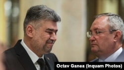 Guvernul a decis trei scheme privind încălzirea, dar nu într-un mod unitar. Persoanele care se încălzesc pe gaz beneficiază de o compensare a prețului, dar efortul bugetar pentru lemnul de foc este zero. Imagine cu liderii Coaliției: M. Ciolacu (stânga) și N. Ciucă (dreapta).