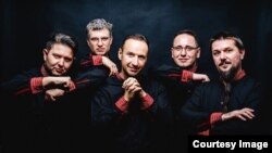 Трпчески со соработниците Александар Краповски на виолина, Хидан Мамудов - кларинет, Александар Сомов - виолончело и Влатко Нушев - удиралки