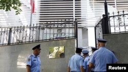 Policët shqiptarë duke hyrë në Ambasadën iraniane në Tiranë më 8 shtator, pasi diplomatët iranianë u larguan nga ndërtesa. 