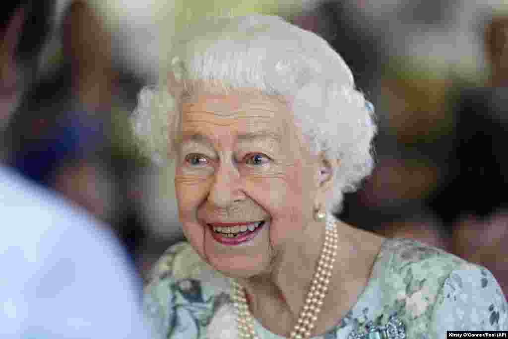 Kraljica Elizabeta II tokom posete zvaničnog otvaranja nove zgrade u bolnici Temza, Mejdenhed, Engleska, 15. jula 2022. &nbsp;