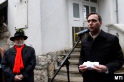 Őrsi Gergely beszédet mond Szerb Antal botlatókövének felavatásán, 2020. január 27-én