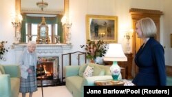 Regina Marii Britanii întâmpinând-o pe Liz Truss