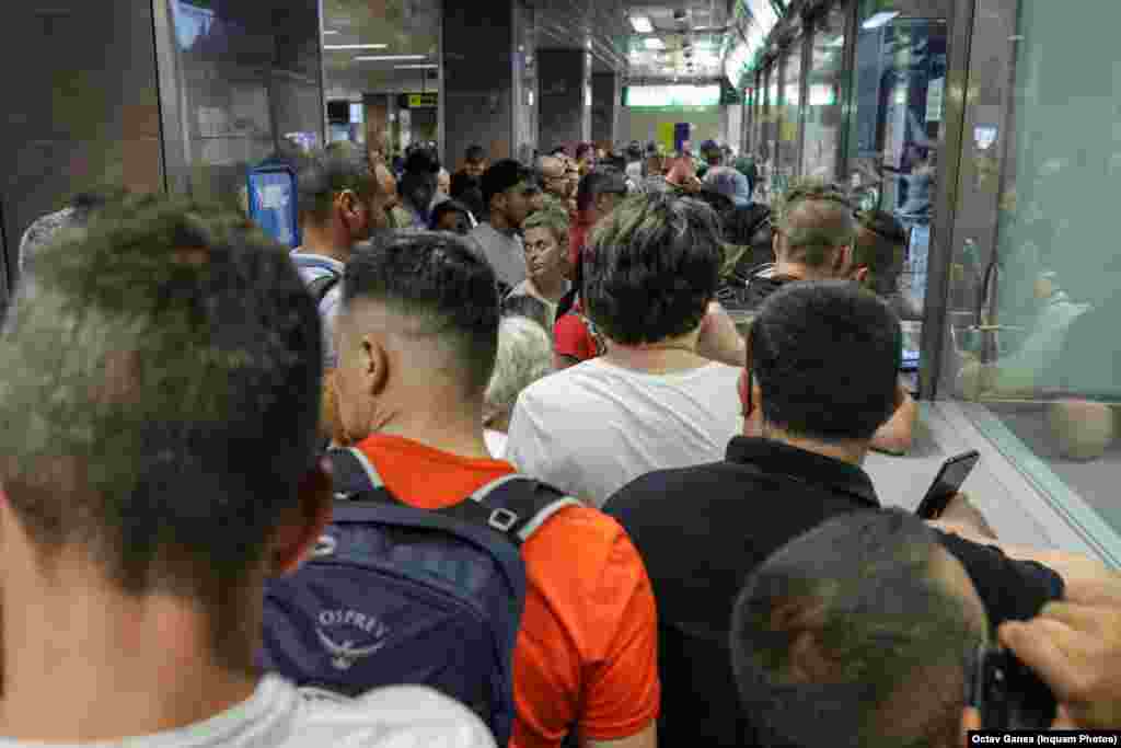 &bdquo;Au păcălit o mulțime de călători, fără sa ramburseze prețul biletelor&rdquo;, spune, pe Facebook, Victor.&nbsp;&bdquo;Dar ce nu anunță din timp să știe oamenii, nu când sunt acolo deja&rdquo;, se întreabă Flori.&nbsp; &bdquo;Ce se întâmplă acum este bătaia de joc a statului român, a Guvernului României. Statul trebuia să ajute această companie din cauza restricțiilor COVID-19, îi închizi activitatea 2 ani și cu ce vrei să se susțină această firmă?&rdquo;, comentează Daniel Florin.