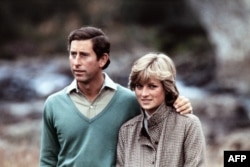 Принц Чарлз и принцеса Даяна по време на посещение в кралското имение Балморал след медения им месец, 19 август 1981 г.
