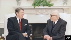 Президентът на САЩ Роналд Рейгън по време на среща с Андрей Сахаров в Белия дом. 14 ноември 1988 г