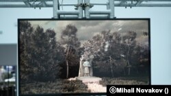 Съветският паметник в Добрич също е един от използваните монументи от Брезунек.