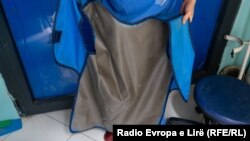 Veshje mbrojtëse që kirurgët përdorin gjatë ndërhyrjeve.