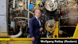 Kancelari gjerman, OIaf Scholz pranë një turbine me gaz. 3 gusht 2022.