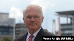 Kristofer Hil, Beograd