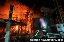 Пожар на одной из электроподстанций Харькова после российского обстрела, 11 сентября 2022 года. Обстрелы объектов энергетической инфраструктуры являются одним из военных преступлений, совершенных во время войны в Украине. МУС подозревает в этом Сергея Кобылаша и Виктора Соколова