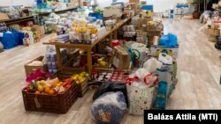 Adományok az Ukrajnából érkező menekültek számára a záhonyi művelődési házban 2022. március 1-jén (képünk illusztráció)