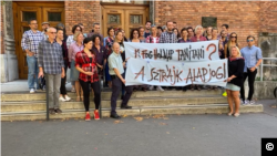 Az ELTE Radnóti Miklós Gyakorló Általános Iskola és Gyakorló Gimnázium tanárai tiltakoznak Budapesten 2022. szeptember 9-én