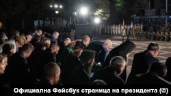 На тържествената заря-проверка в Пловдив по повод Деня на Съединението руската посланичка Елеонора Митрофанова (най-вляво с бяло сако) е застанала зад президента Румен Радев (в средата на първия ред), 6 септември 2022 г.