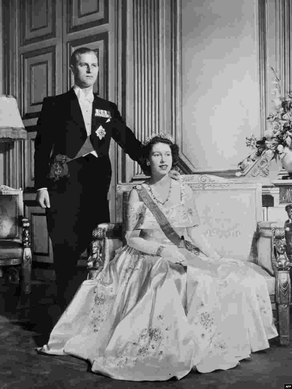 Prințesa Elisabeta a Marii Britanii (viitoarea Regina Elisabeta a II-a a Marii Britanii) și Prințul Philip Ducele de Edinburgh la Palatul Buckingham, la Londra, în 1948, la un an de la căsătorie.