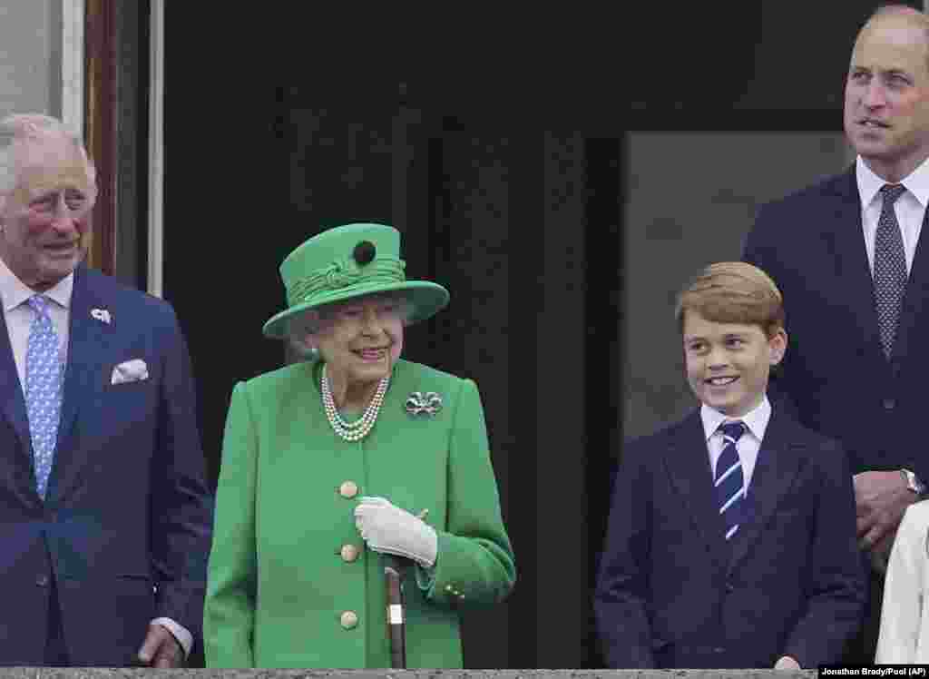 Regina Elisabeta alături de fiul, nepotul și strănepotul ei, în ordinea succesiunii la tron.
