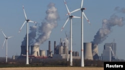 Vetroelektrane nemačkog elektroprivrednog preduzeća RWE, jedne od najvećih evropskih elektroenergetskih kompanija, prikazane su ispred RWE-ovih elektrana na mrki ugljen Neurath u blizini Jackeratha, severozapadno od Kelna, Nemačka, mart 2022.