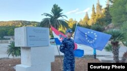 Ploču su u znak sjećanja i poštovanja podigli Ministarstvo vanjskih i evropskih poslova i Ministarstvo obrane RH i grad Vis. 